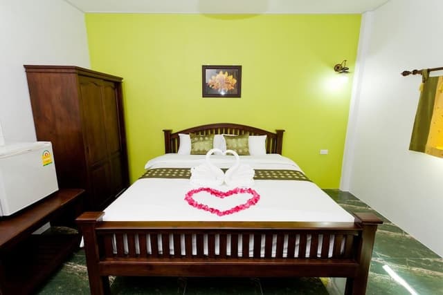 Standard Room, 1 King Bed, Non Smoking, Garden View