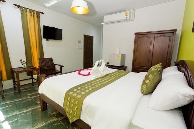 Standard Room, 1 King Bed, Non Smoking, Garden View