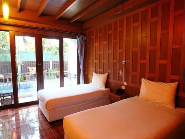Deluxe Pool Access- Twin bed