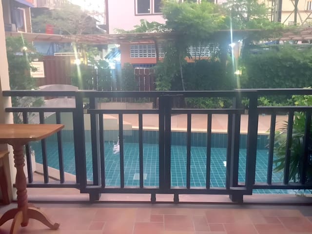 Deluxe Pool Access- Twin bed