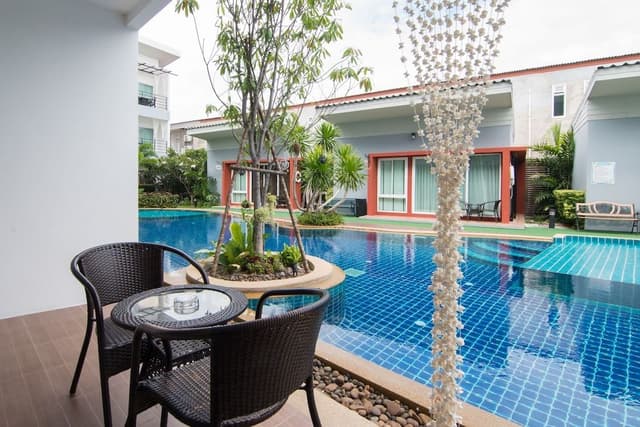 Deluxe Pool Access