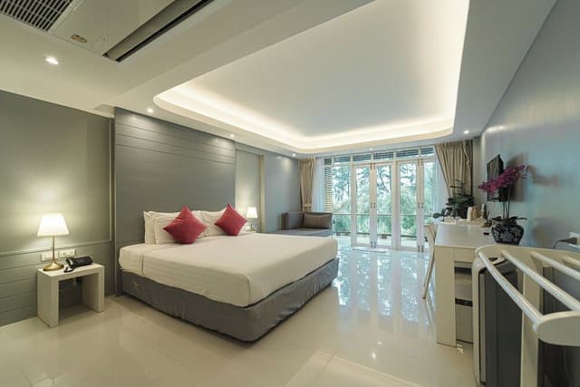 Deluxe balcony king bed
