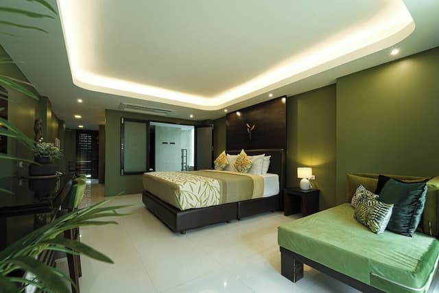 Suite, 1 King Bed, Balcony, Garden View
