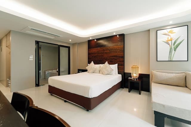 Deluxe balcony king bed