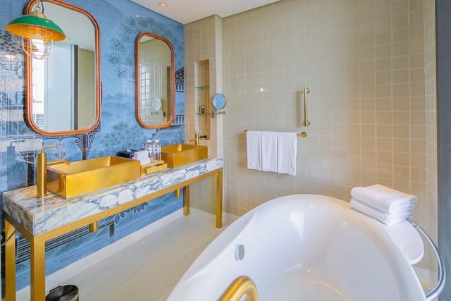Premium Room, 1 King Bed, Garden View, Corner (Balcony)