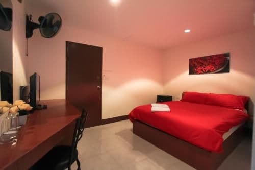 Standard Room with Queen Bed
