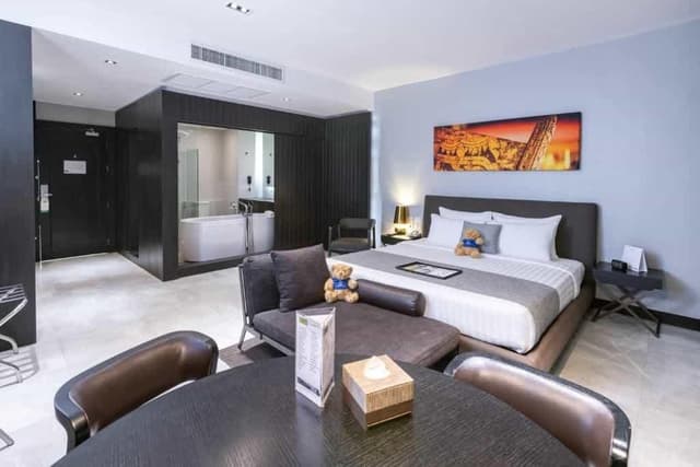 Supreme Pool Access Room