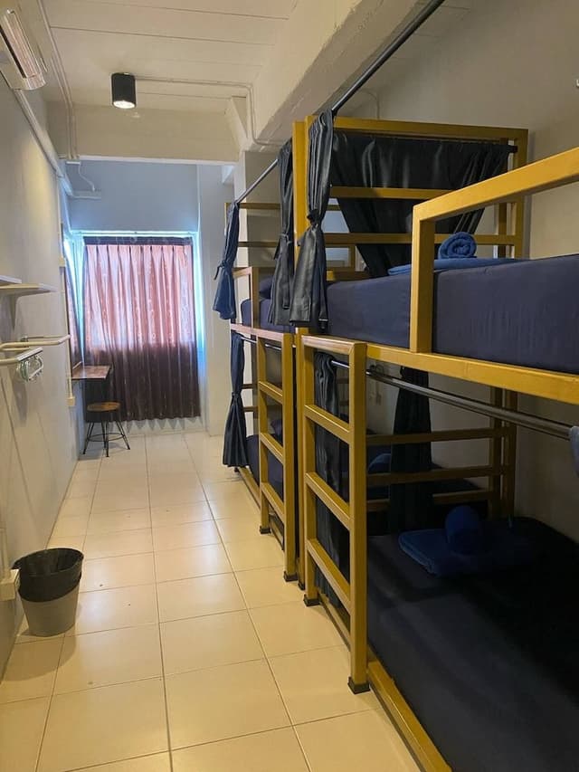 Private room 4 Beds shared bathroom