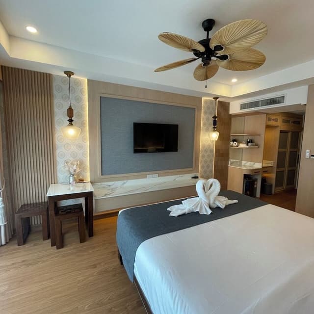 Deluxe Double Room, 1 Bedroom, Bathtub Grab Bars, Pool View