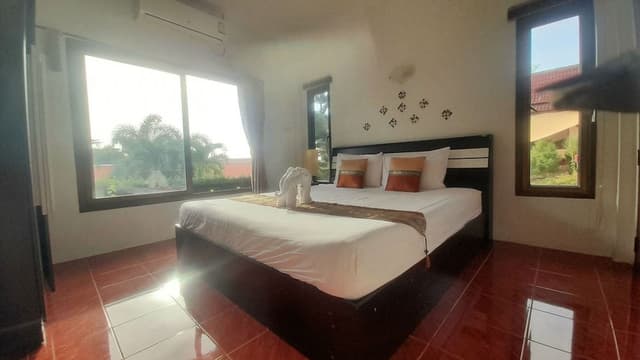 2 bedroom house with living room & kitchenette