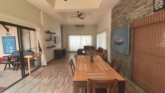 3 bedroom house with living room & kitchenette