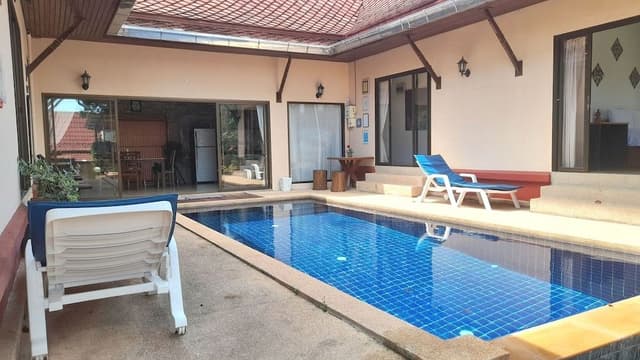 3 bedroom house with living room & kitchenette