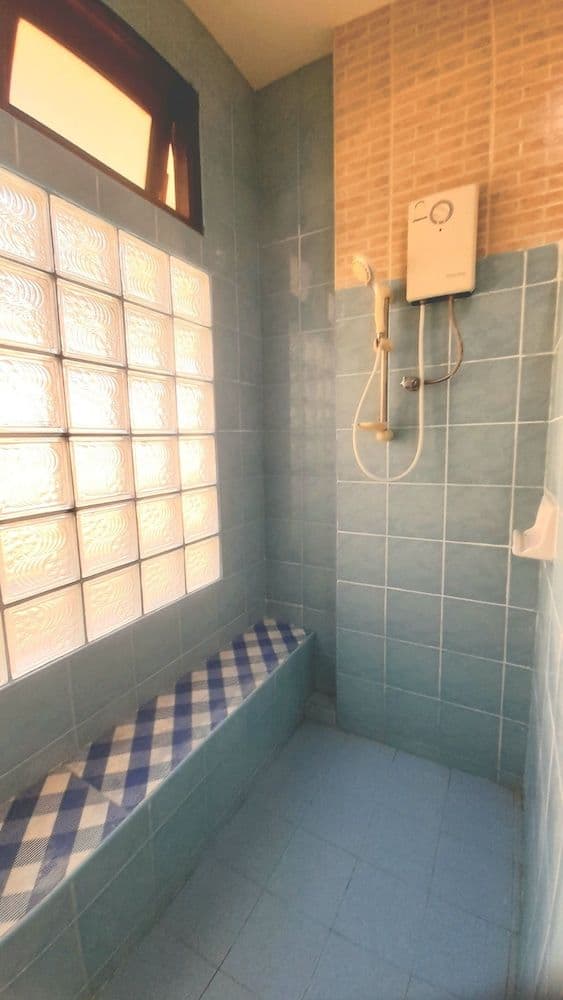 2 bedroom house with living room & kitchenette