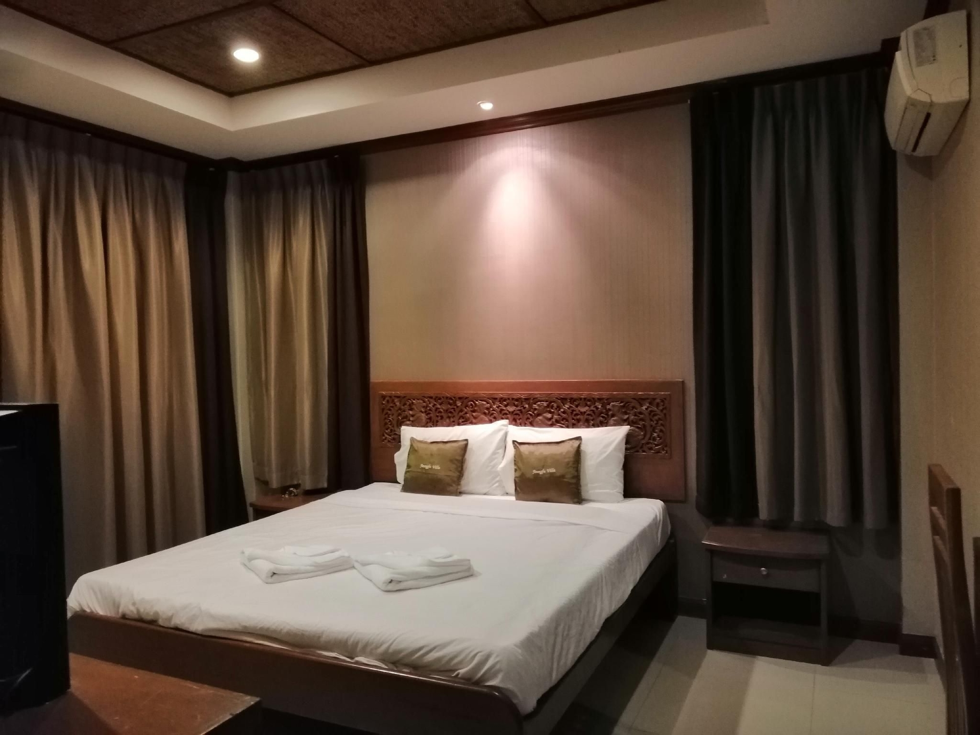 เฟื่องฟู วิลล่า (Fueangfu Villa)1