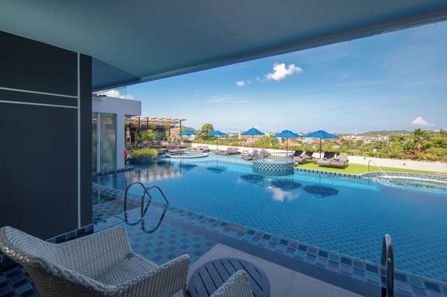 Deluxe Pool Access Room