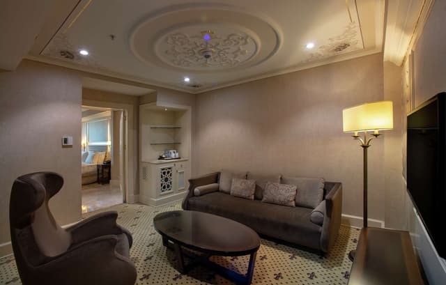 KING ONE BEDROOM SUITE