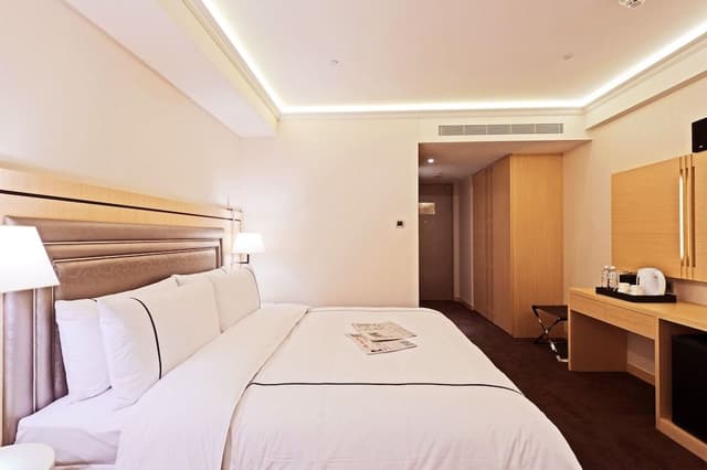 K Deluxe Room ,1 King Bed, Balcony