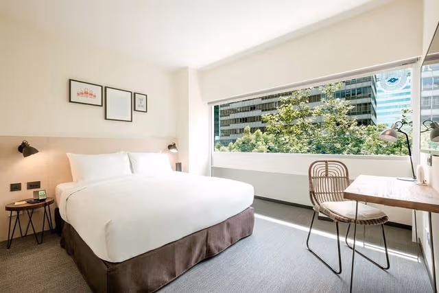Medium Queen Room