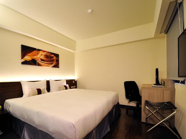 KING BED ROOM