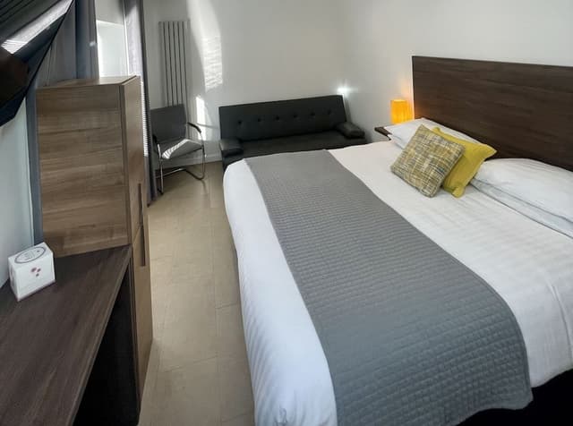 Studio-Ensuite with Shower-The Courtyard studio