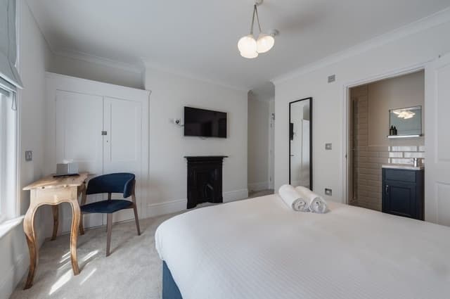 Standard King Room with shower (no bath)