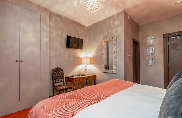 Superior Double Room, Ensuite (Poppy)