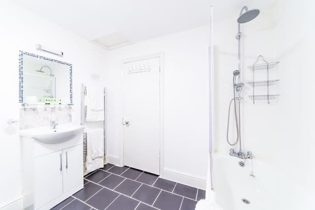 Family Suite, Ensuite