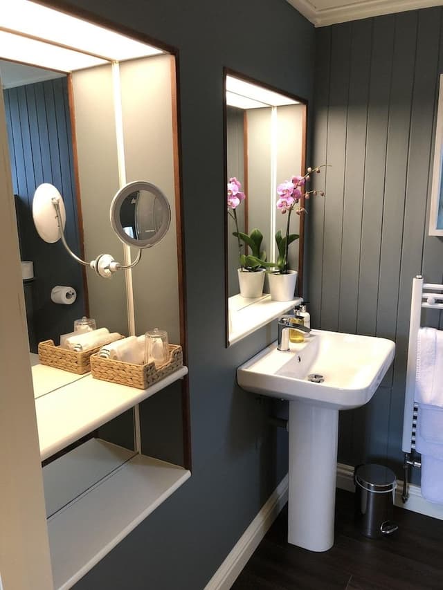 Deluxe Double Room, Ensuite, City View (7)