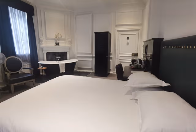 Luxury King with Rolltop Bath