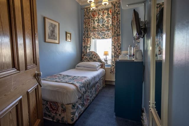 Single Room, Private Bathroom