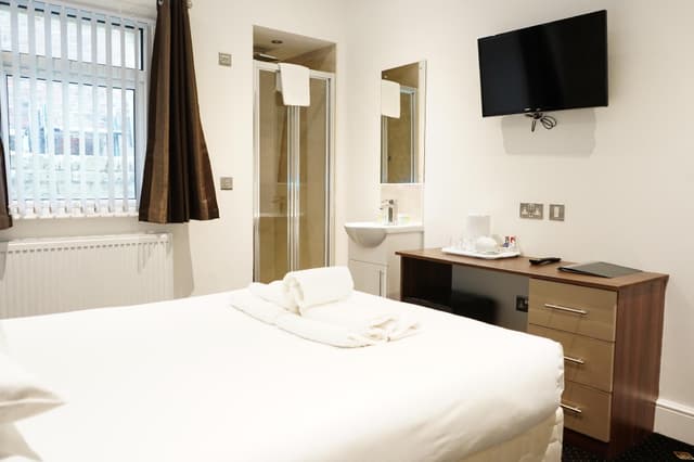 Double room-Ensuite-shared toilet