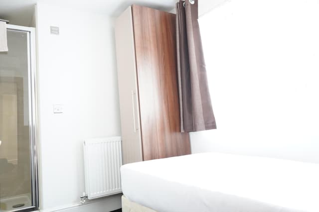 Single room-Ensuite-shared toilet