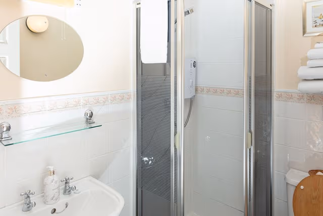Twin Room, Ensuite (Breakfast Included)