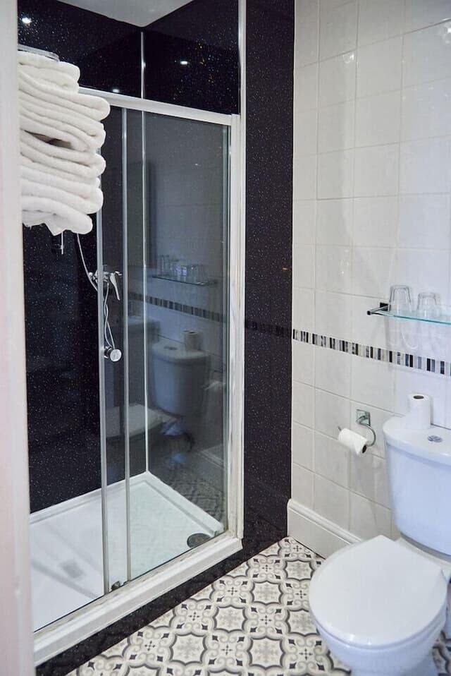 Quad-Ensuite with Shower