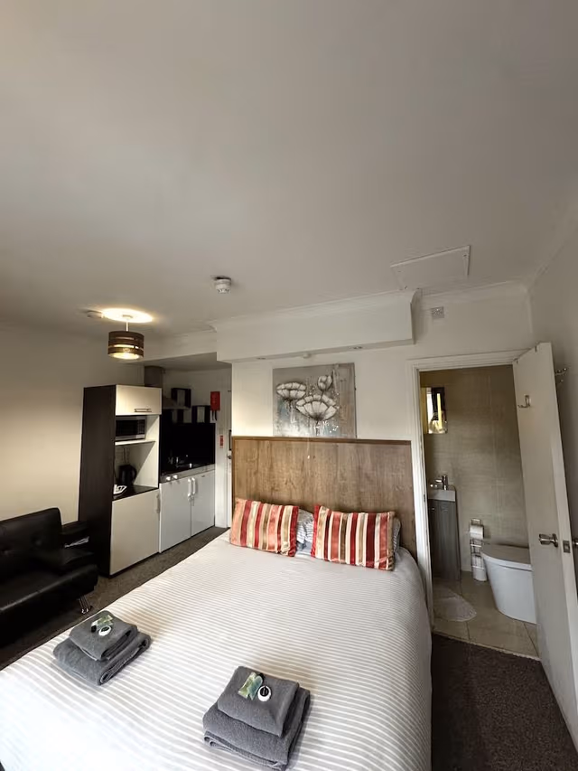 Standard Studio, Ensuite