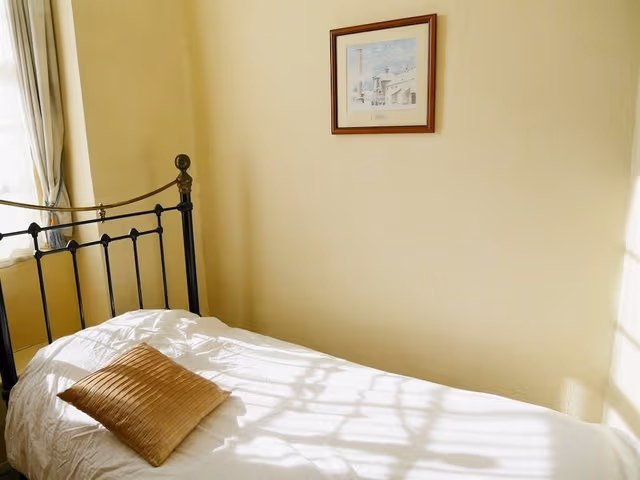 Single Room, Private Bathroom (room)