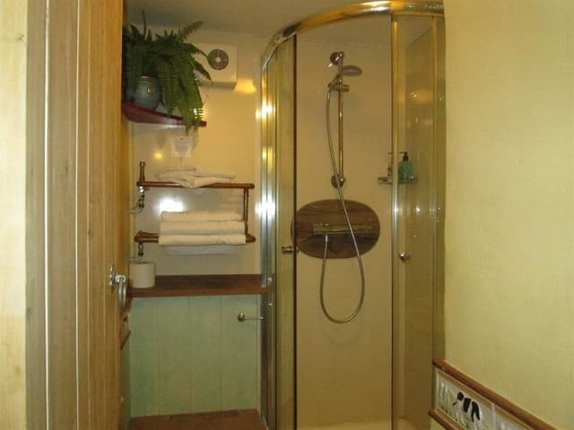 Twin Room, Ensuite (Bull Pen)