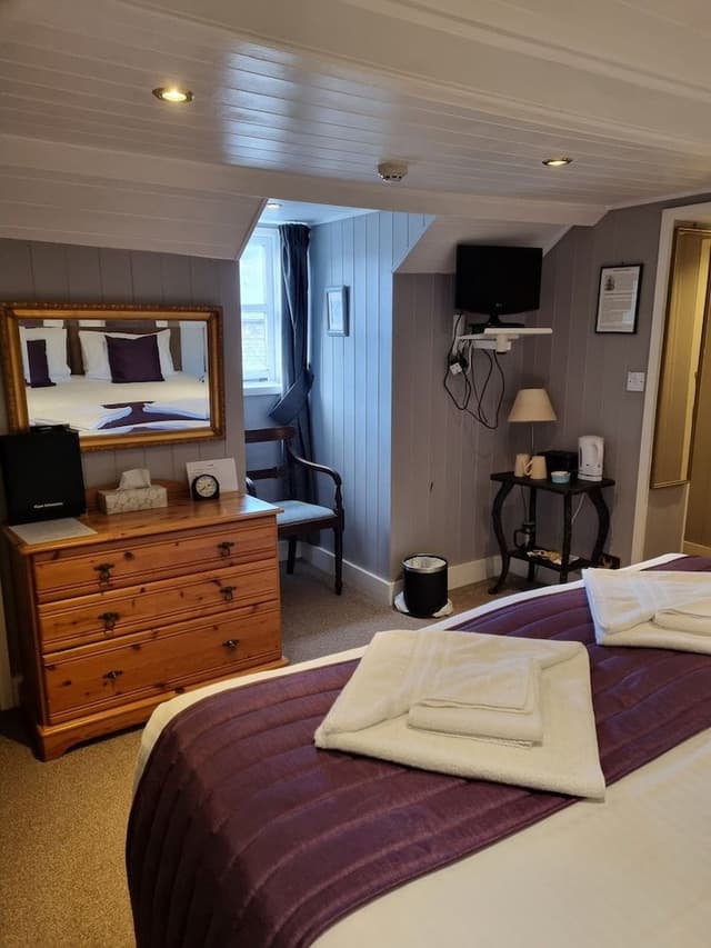 Double or Twin Room, Ensuite (Victory)