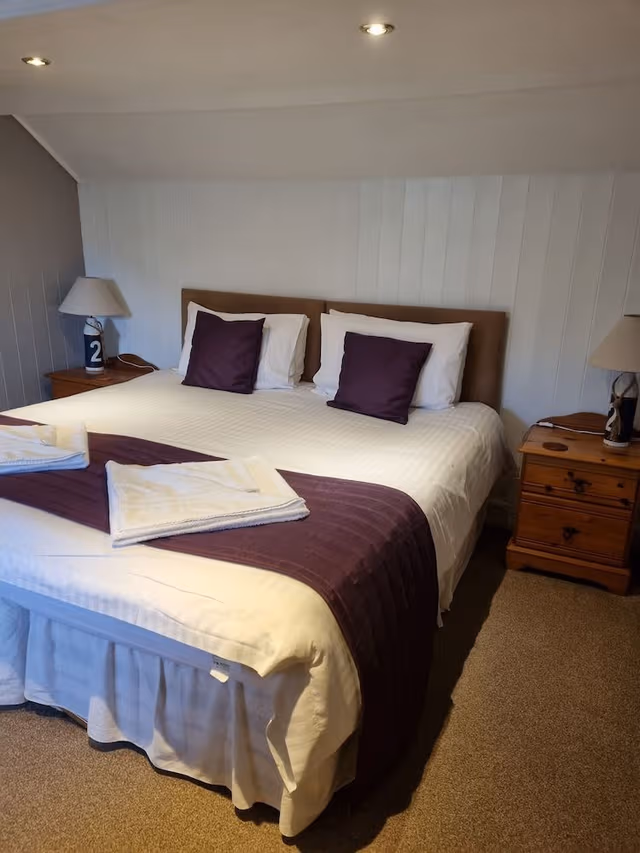 Double or Twin Room, Ensuite (Victory)