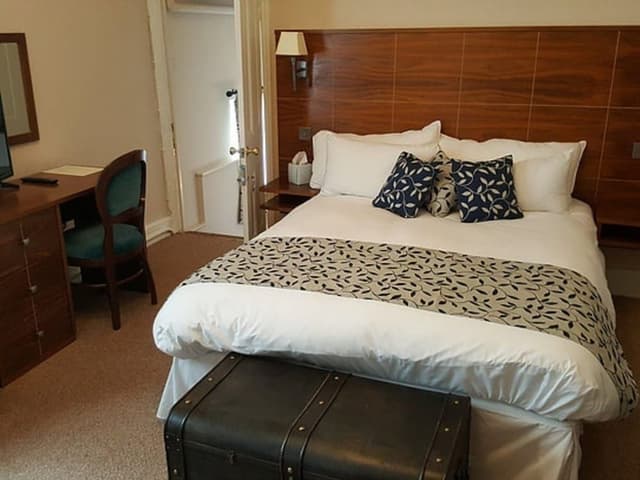 Double Room, 1 King Bed, Ensuite (Bath and Shower)