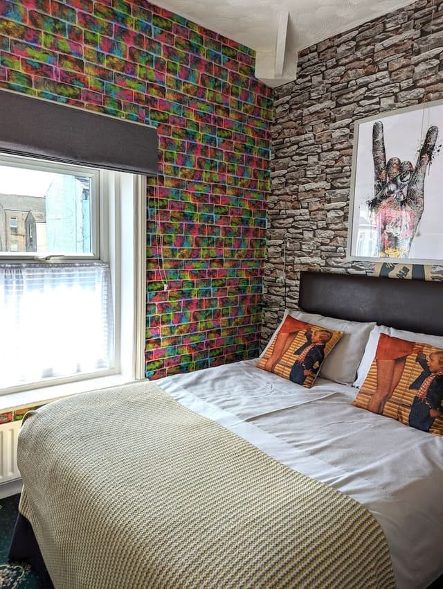 Suite, Ensuite (80'S ROCK THEME)
