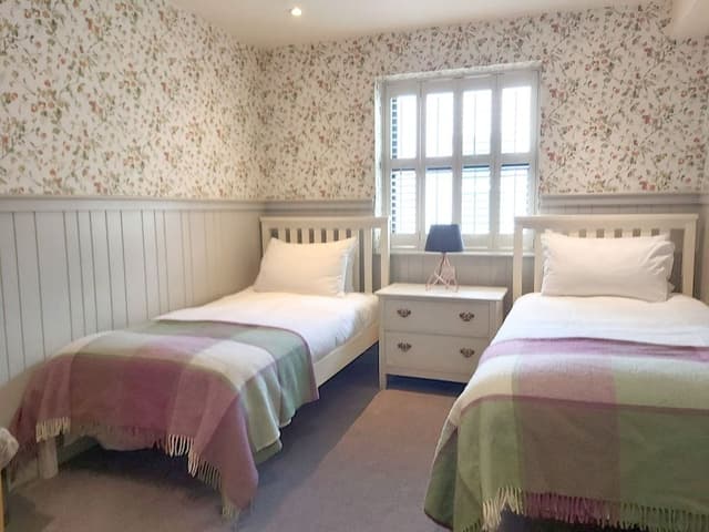 Twin Room, Ensuite (2 single beds)