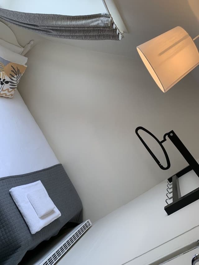 Single Room, Shared Bathroom (Small)