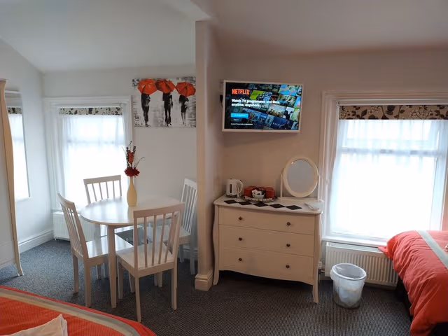 Family Studio Suite (2 Double Beds and 1 Single Bed)