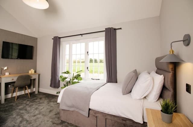 Deluxe family room for 4