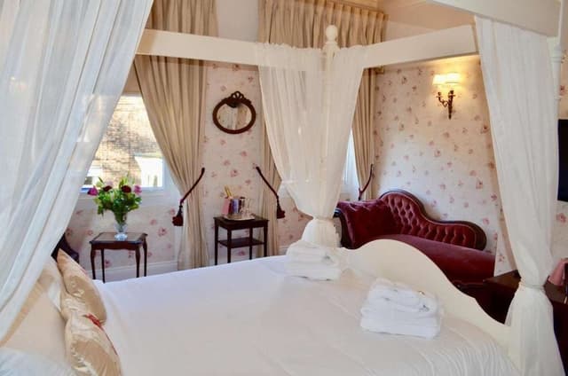 Deluxe Four Poster Room