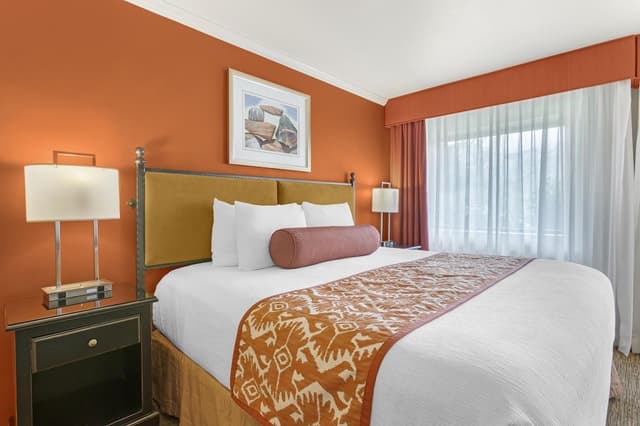 Signature Room, 1 King Bed, Non Smoking, Jetted Tub (with Sofabed)
