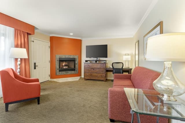 Signature Room, 1 King Bed, Non Smoking, Jetted Tub (with Sofabed)