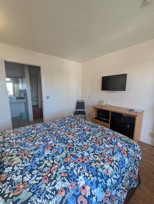 Deluxe Room, 1 King Bed, Non-Smoking, Partial Ocean View (Includes 1 parking space)