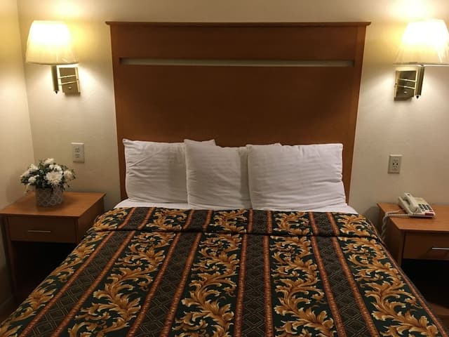 Standard Room, 1 Queen Bed, Non-Smoking, Street View (Includes 1 Parking Space)
